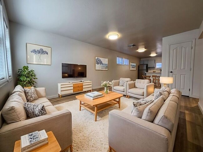 Building Photo - Renovated Cozy 2-Bedroom Duplex | Move In ...