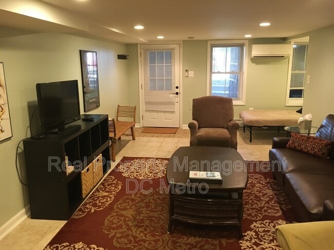 Photo - 813 10th St NE