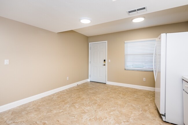 Photo - UPDATED GROUND FLOOR CONDO CLOSE TO 1-75