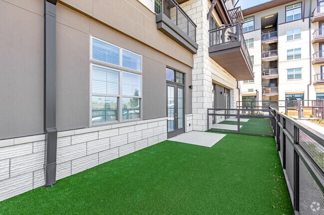 1BR, 1BA - 896SF - Patio