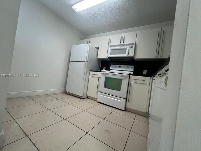 18051 NW 68th Ave Unidad L101