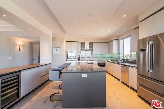 Building Photo - 2391 Roscomare Rd Unit 401