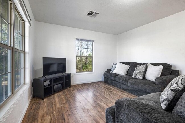 Photo - 472 E Main St