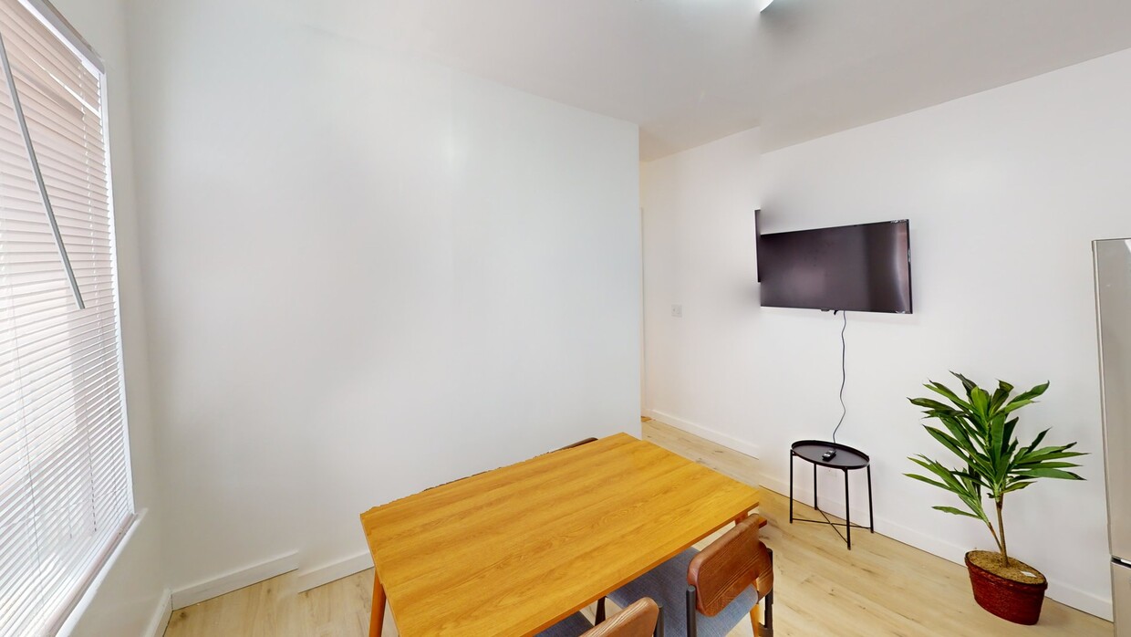 Photo - Private bedroom in 4 bed/1 bath Home