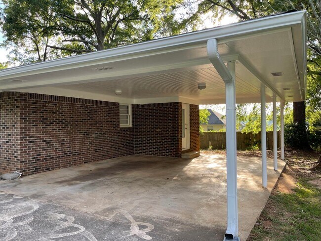 Photo - Newly renovated! Stainless appliances, har...