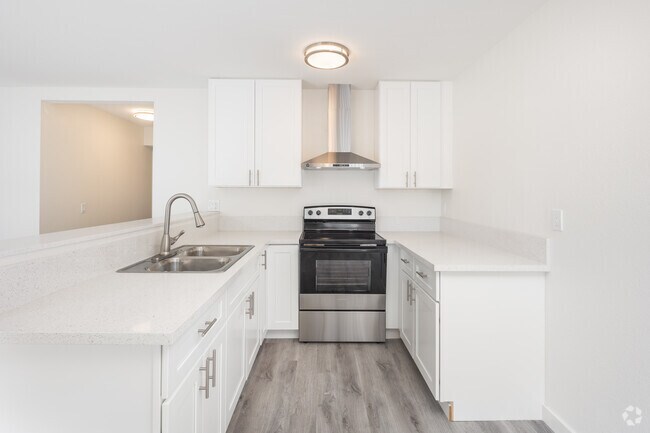 2 habitaciones, 2 baños - 950 pies cuadrados - Cocina - 875 N. Olive St. Apartamentos