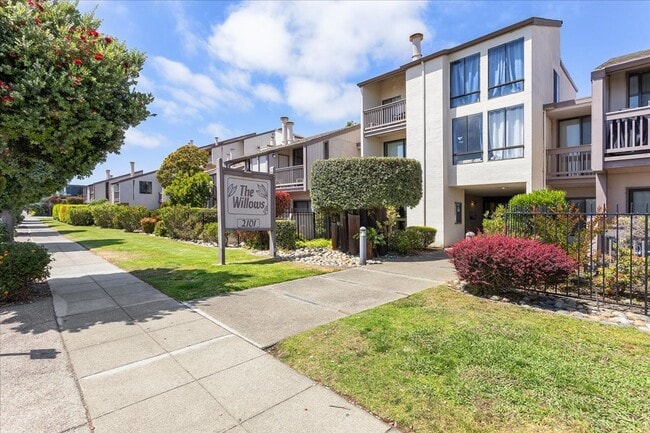 Building Photo - 2101 Shoreline Unit 154