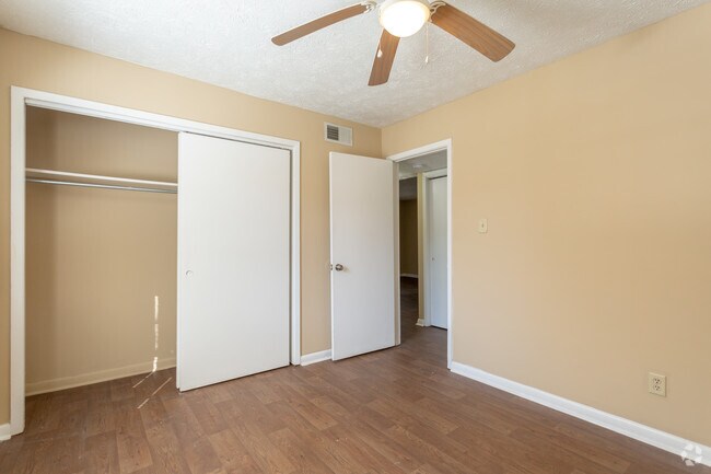 2BR, 1BA - 820 SF