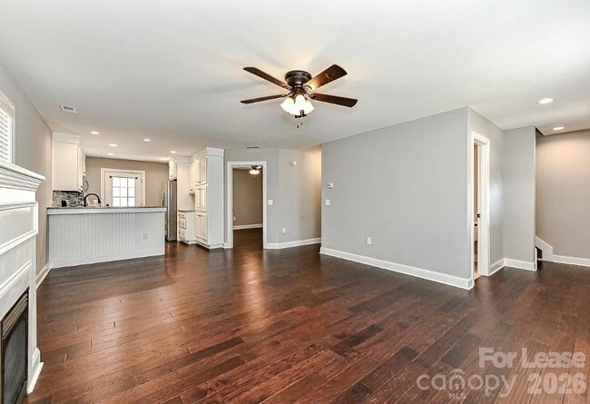 Photo - 704 N Main St