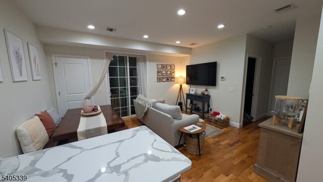 Photo - 104 Broughton Ave Unidad 1B