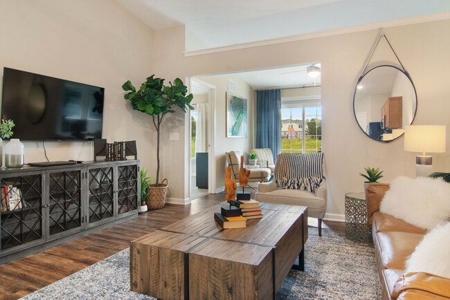 Relájese en una gran sala de estar llena de luz natural - Redwood Plainfield