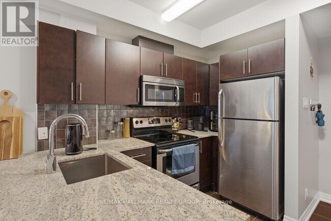 Photo - 242 Rideau St