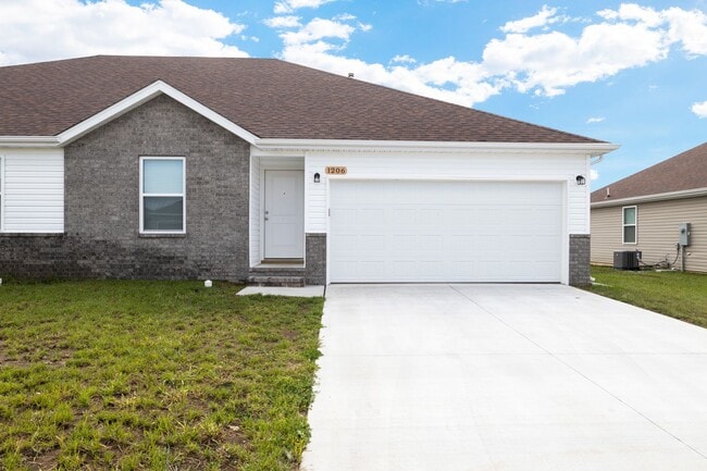 Building Photo - 3 bedroom duplex-Westbury Gardens!