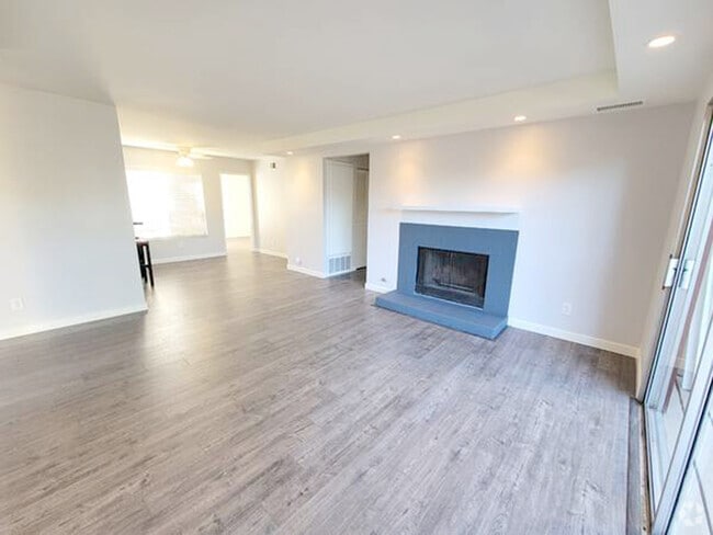 Large family room with fireplace - 6530 College Grove Dr Rental