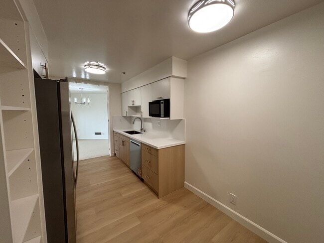 Kitchen - 230 W 5th Ave Unit 303