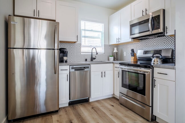 Kitchen w/ Dishwasher - 331 N Alexandria Ave Apartamentos Unidad 331.25