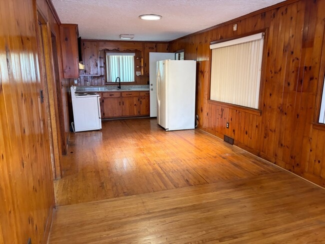Photo - 6015 Monroe Rd