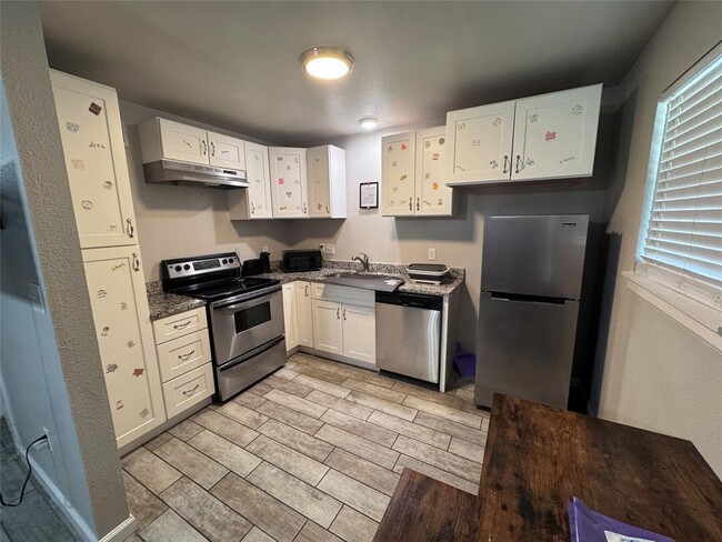 Building Photo - 901 Parmer Ave Unit 3