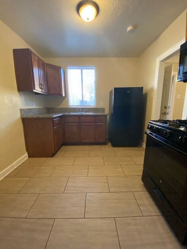 2033 Cedar Ave