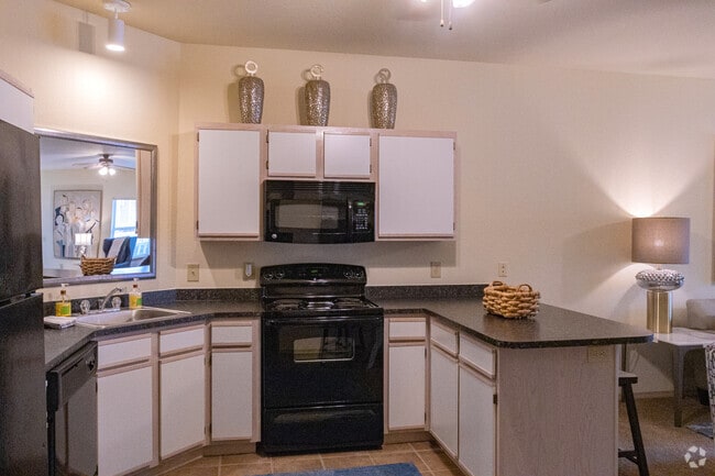 2BR, 2BA - 1093SF