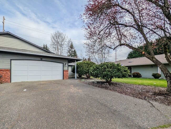 Building Photo - 5411 99th Pl NE Unit A