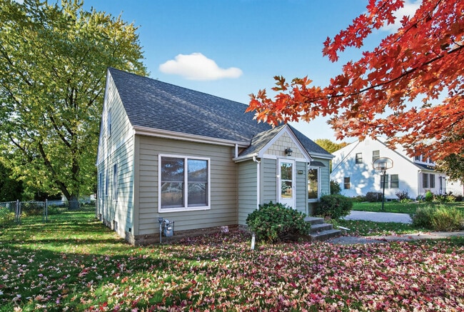 Building Photo - 1049 Sterling St N