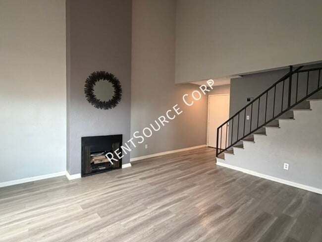 Photo - 43711 8th St E