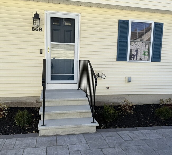 Puerta principal - 86 Central St