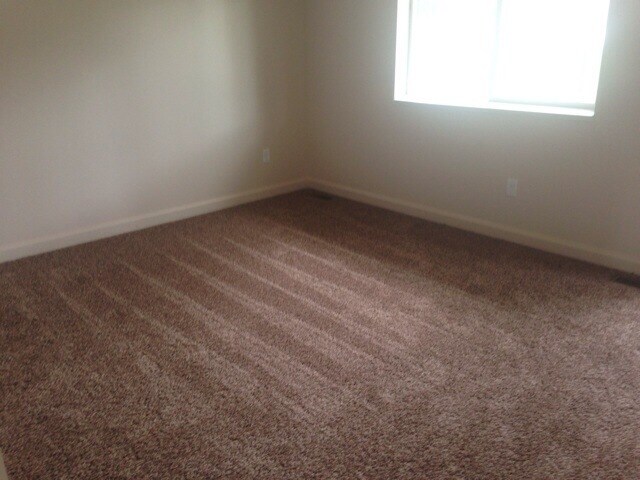 Building Photo - Great 4 Bedroom Townhouse in Ogden for Rent