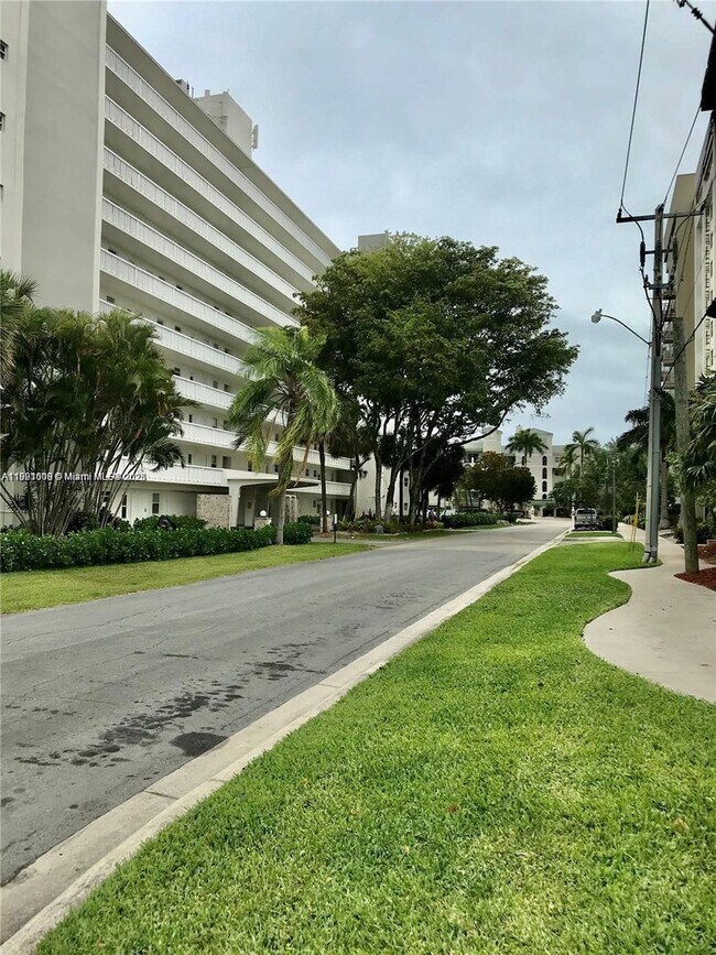 Photo - 2555 NE 11th St Unit 605