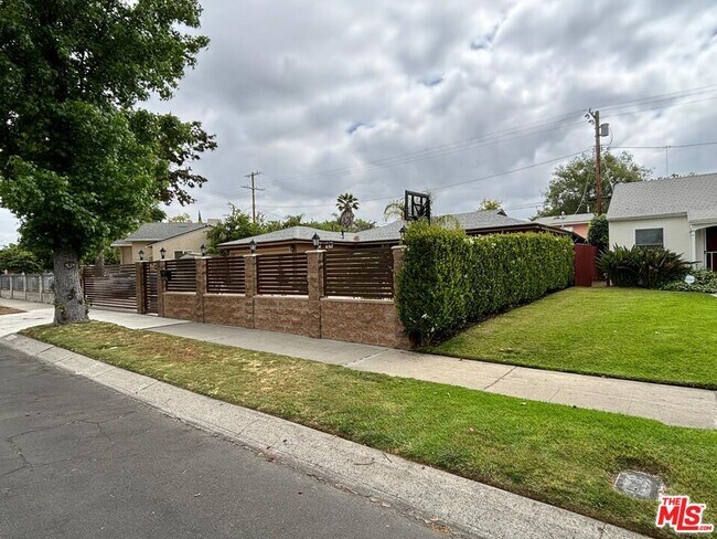 Photo - 6550 Van Noord Ave