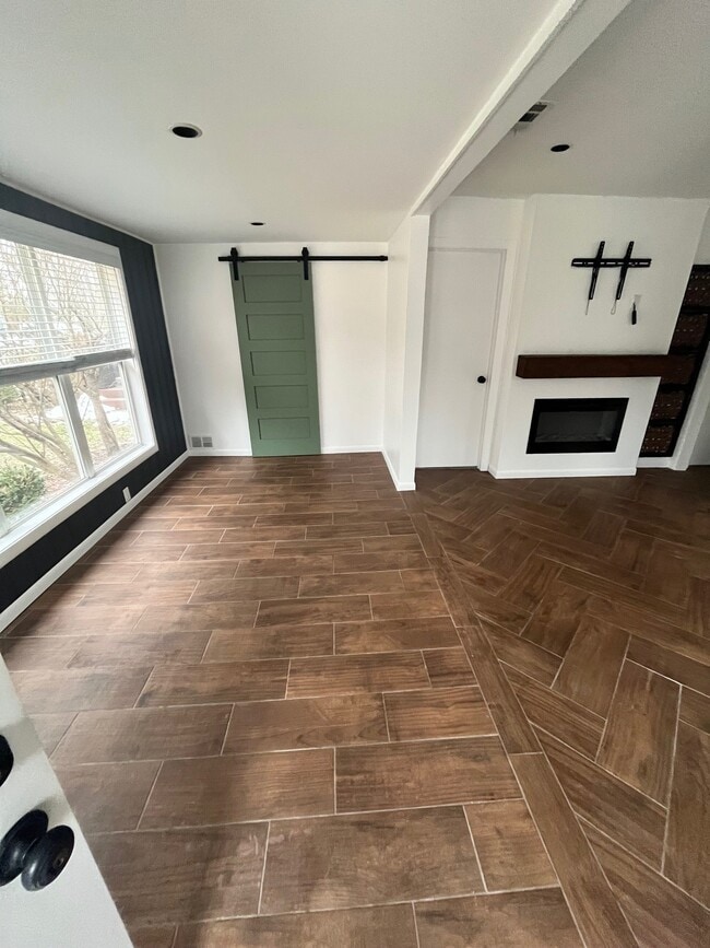 Photo - 1877 Patrician