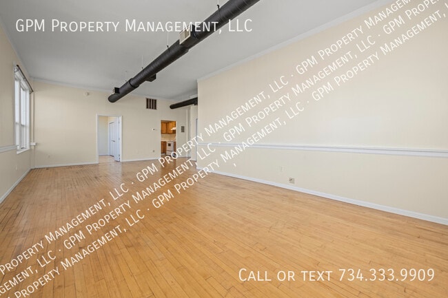 Photo - 412 Grand River Ave