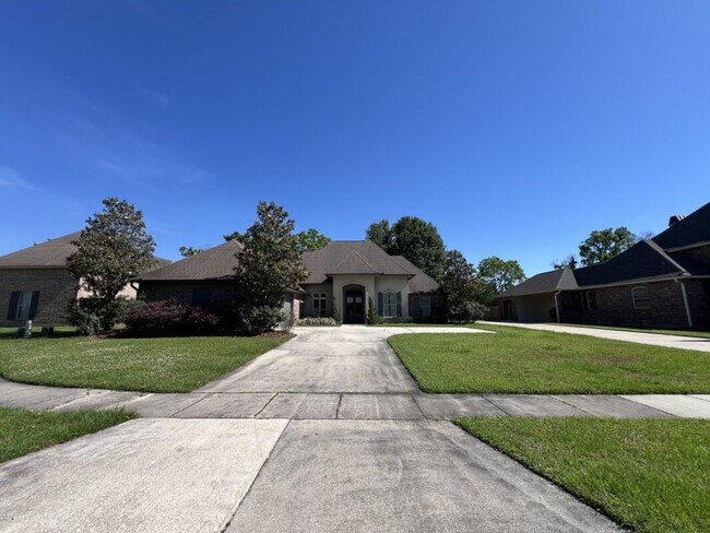 Photo - Luxury 4 Bedroom Home in Zachary’s Audubon Lakes