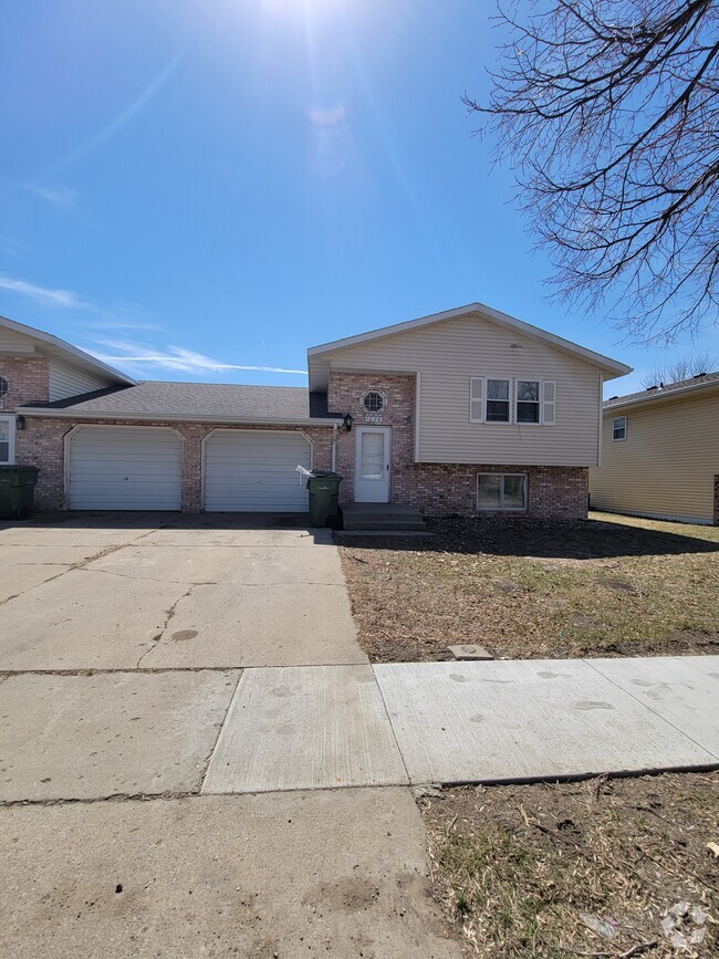 Building Photo - 1026 Castlewood Dr Rental