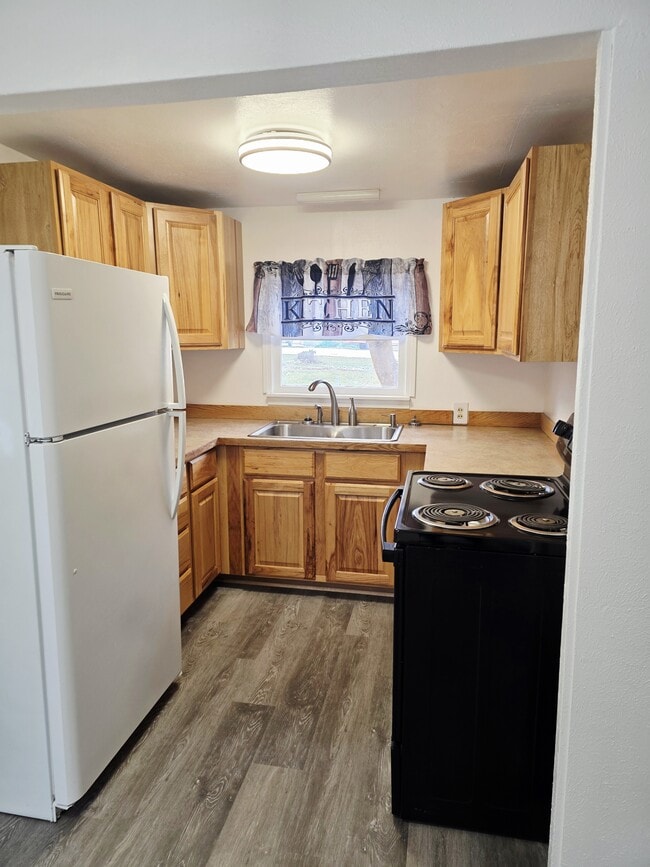 Building Photo - 603 W Chewelah Ave