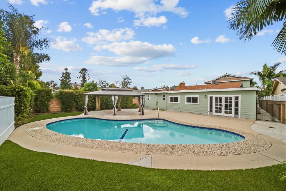 12319 Erwin St