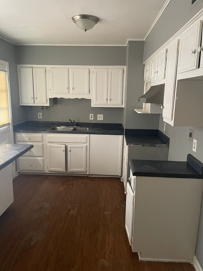 Photo - Bright 3BR SFR w/ 2 car garage + Eat in Kitchen + Large Patio in Memphis