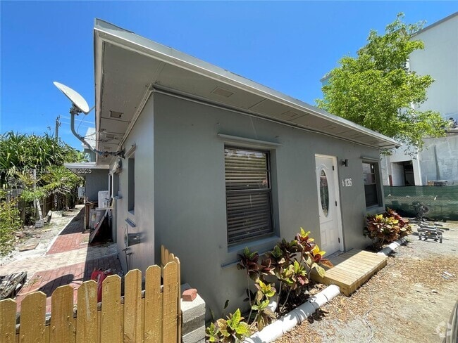 Building Photo - 126 NE 19th Ave Unit 1 Rental
