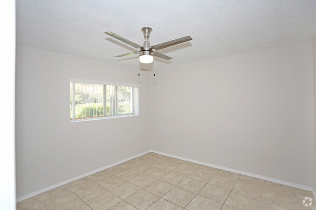 2BR, 1BA - 765 SF