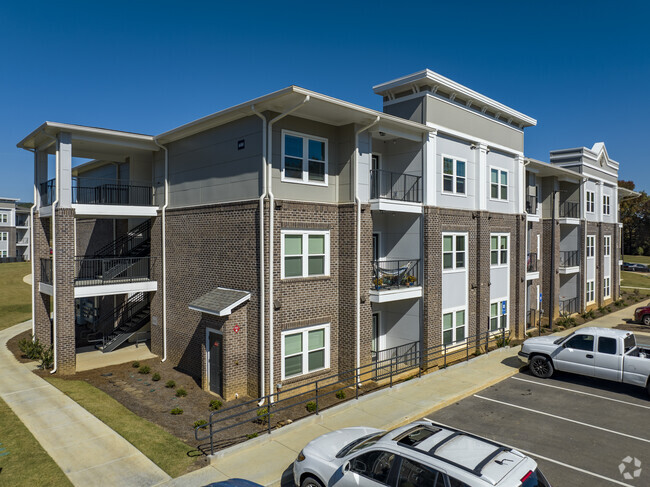 Exterior Building - Gateway at Rossville Apartments