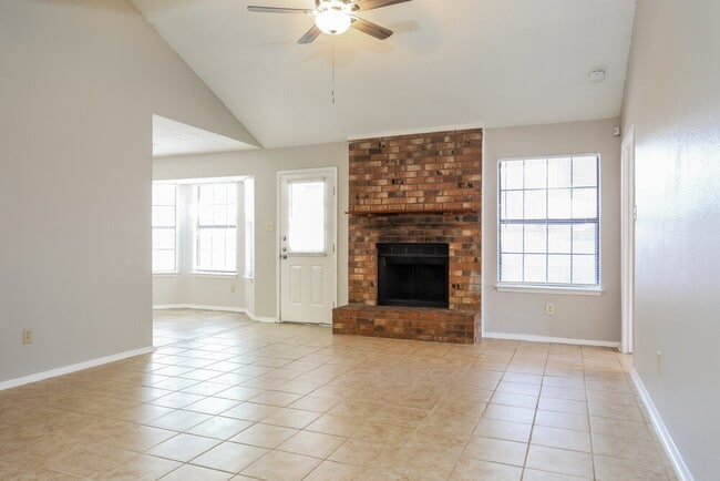 Photo - 1401 Lincolnshire Way