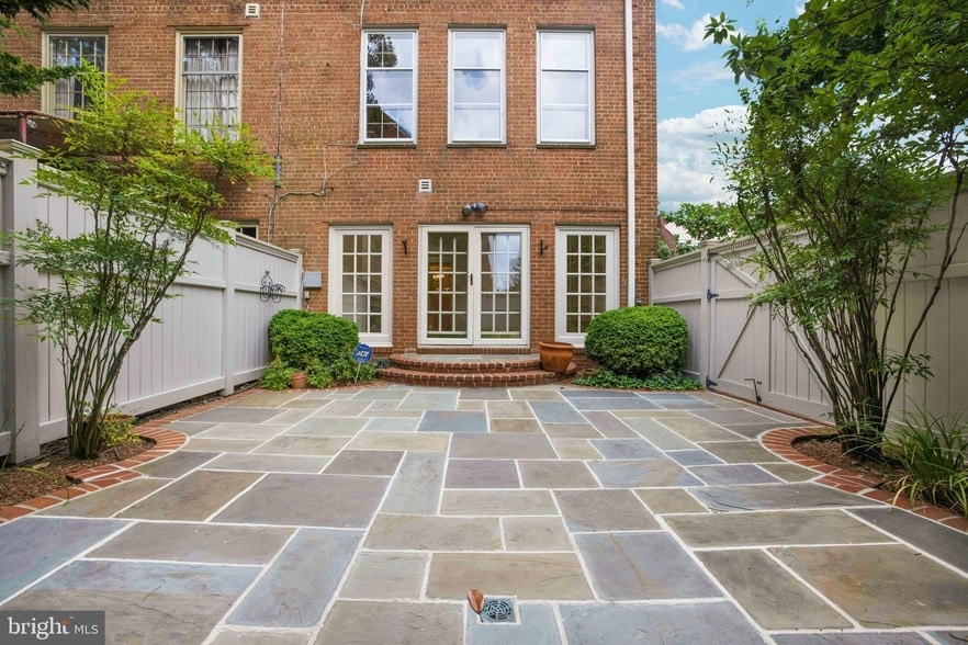 Photo - 3327 R St NW