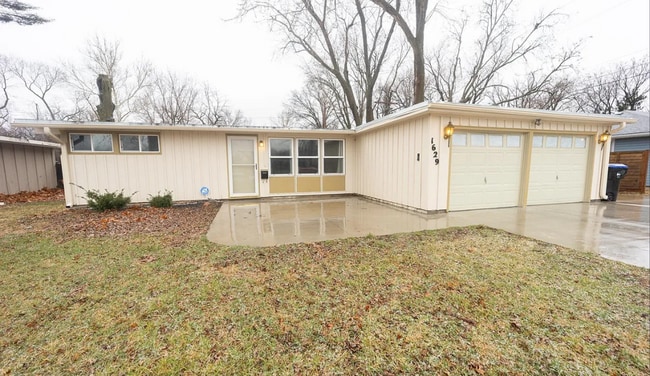 Building Photo - Don't miss out on calling this property your new home!