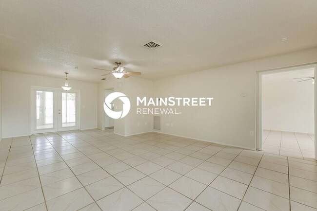 Photo - 3 Bedroom Pet-Friendly Home in ENGLEWOOD, FL with Main Street Renewal