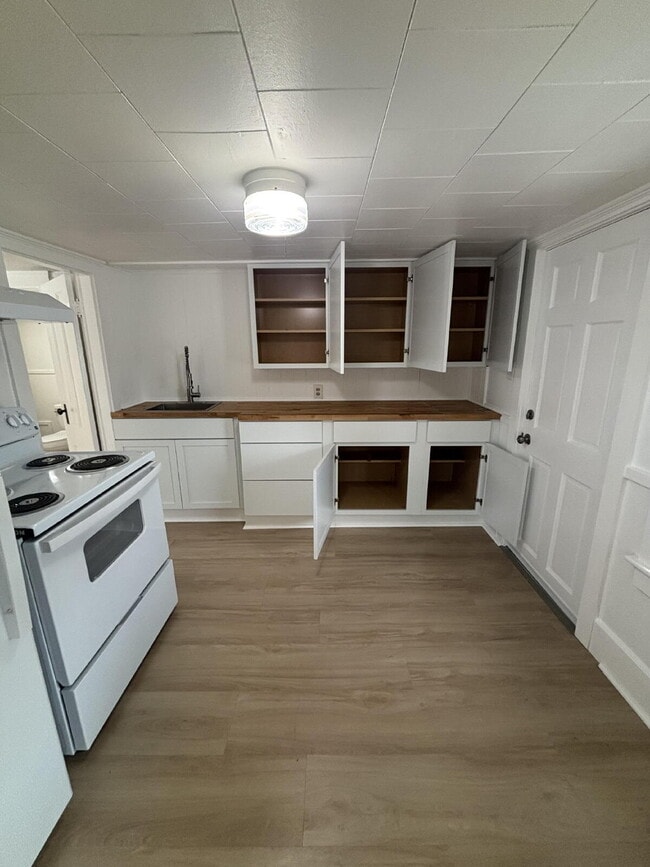 Photo - Completely Renovated 1-Bedroom + Bonus Room — Walk Everywhere in Brunswick! Unit 1