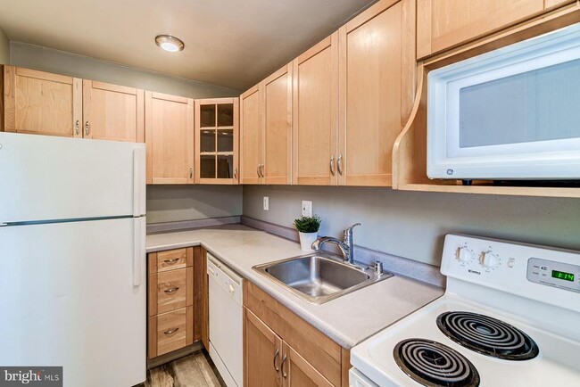 Building Photo - 109 E Glebe Rd Unit C