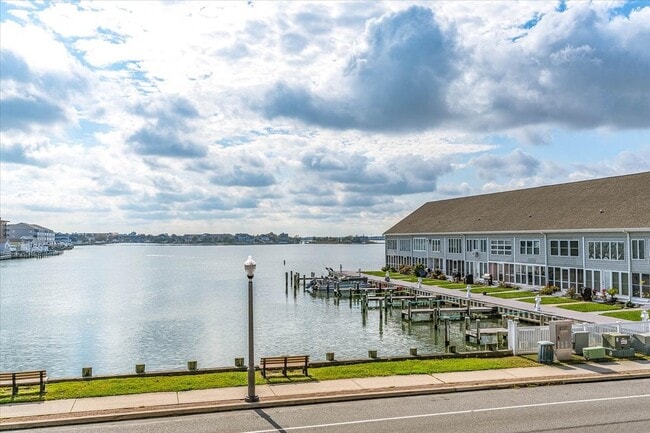 Building Photo - 322 Bayshore Dr Unit 2W