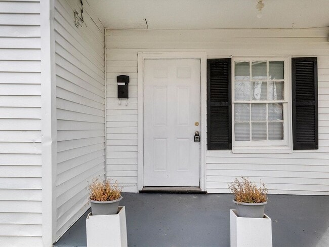 Photo - Spacious 2 Bed, 1 Bath Apartment