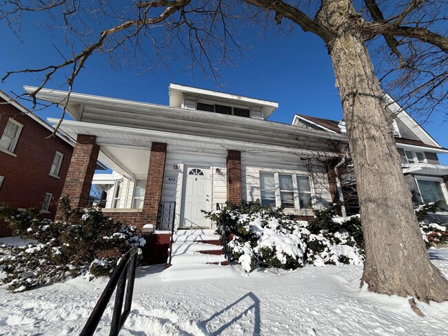 Building Photo - 922-4 Vermilion-